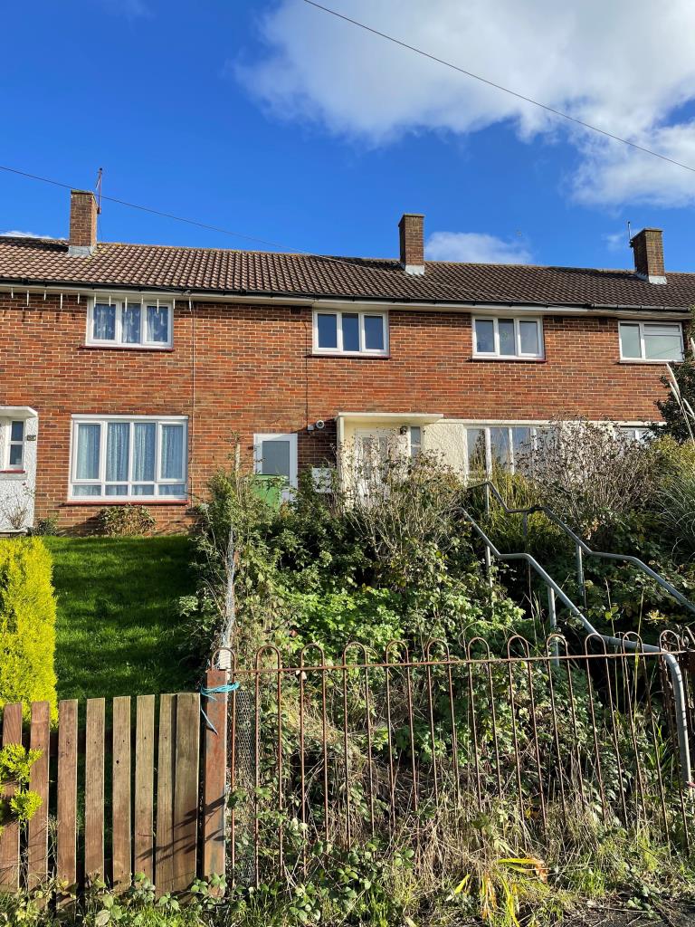 Lot: 136 - MID-TERRACE HOUSE FOR IMPROVEMENT -